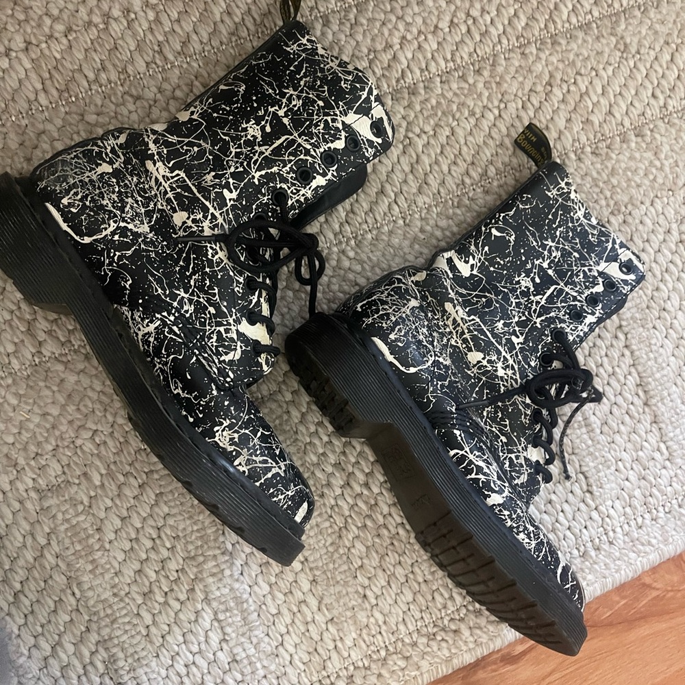 Unique Dr. Martens size 8.5 women
Ens (size 7 kids)